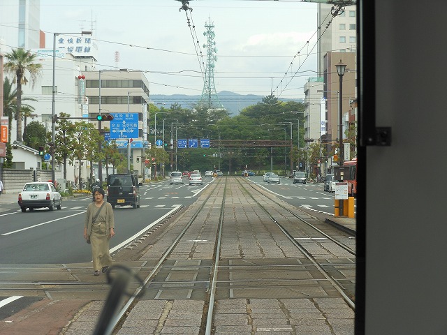 路面電車の先頭から松山城を見る