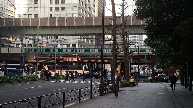 東京付近を快走する常磐線E231系