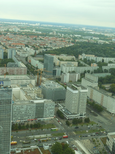 ベルリンテレビ塔から東ドイツ時代の団地群を眺める