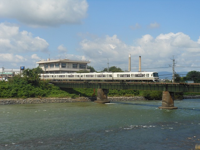 宇治川を渡る221系電車