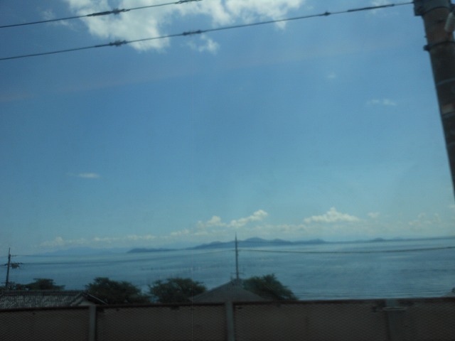 サンダーバードの車窓：琵琶湖を眺める