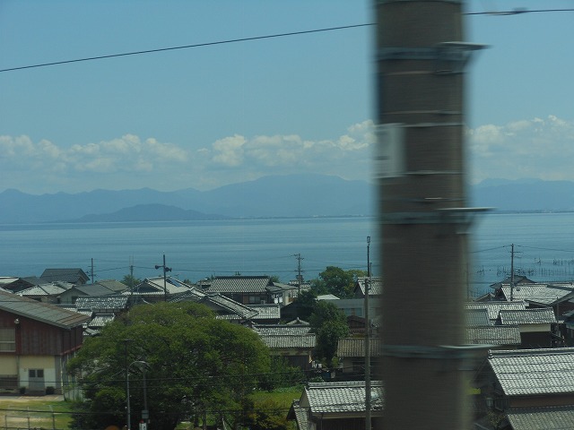 サンダーバードの車窓：琵琶湖を眺める