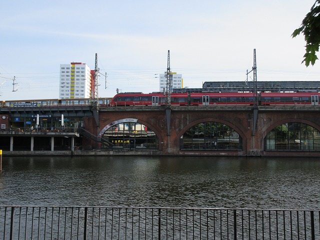 ヤノビッツ橋駅付近の高架橋と近郊列車の共演