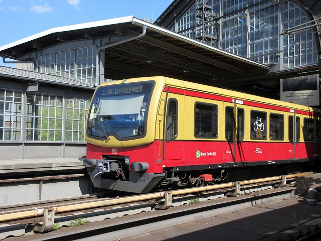 フリードリヒ駅に停車中のS5系統のリヒテンベルク行き