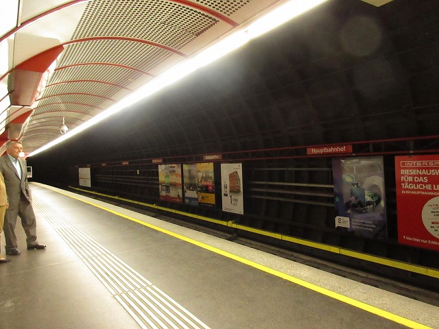 ウィーン中央駅の地下鉄乗り場