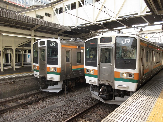 高崎で並ぶ211系電車