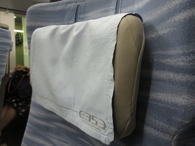 E353系車内：座席枕