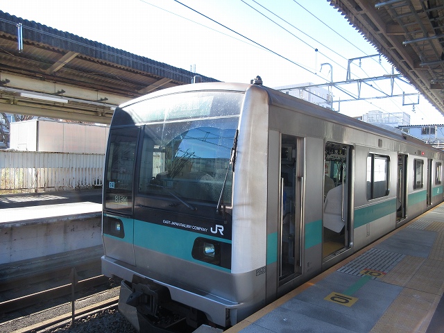 E233系2000番台の車内(常磐線各駅停車や千代田線で使用)